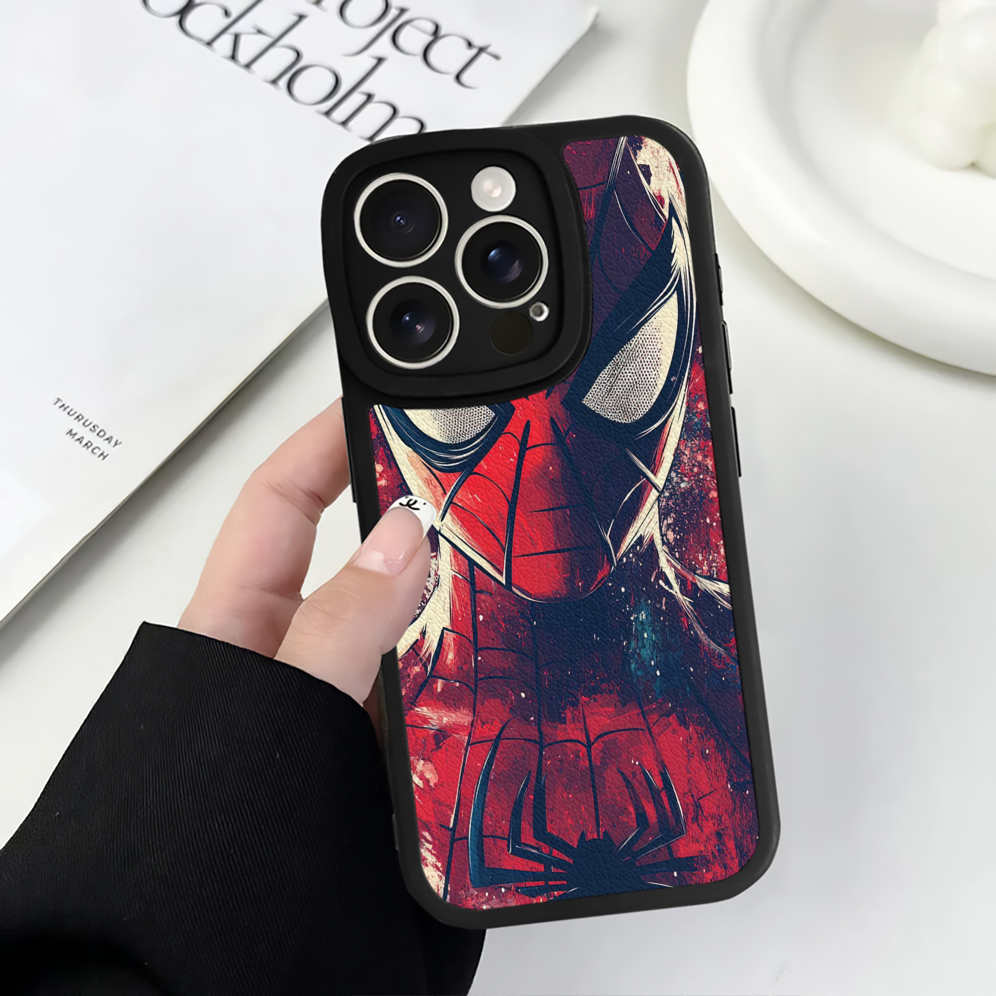 （画像用） Spider Man スパイダーマン 【iPhone 16シリーズ対応】シリコンスマホケース（レザー調） 材質：シリコン